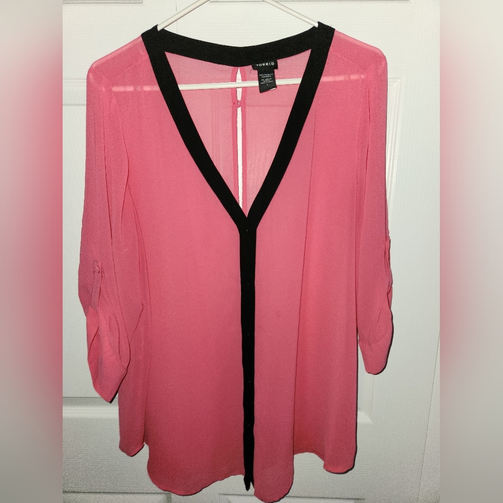 Torrid Size 1 Collarless Chiffon Blouse Pink